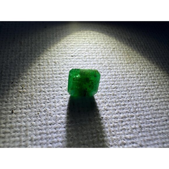Emerald - 0.90 cts 6mm x 5.5mm x 3.6mm - Swat Valley - Picture 4 of 7